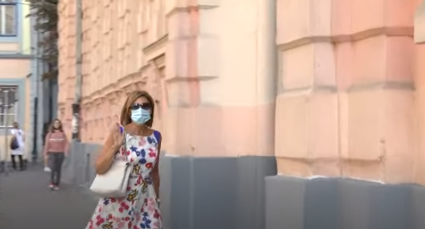 Cum s-a îmbrăcat Carmen Iohannis în prima zi de şcoală, la Sibiu. Soţia preşedintelui Klaus Iohannis, ţinută nepotrivită? Cum arăta rochiţa
