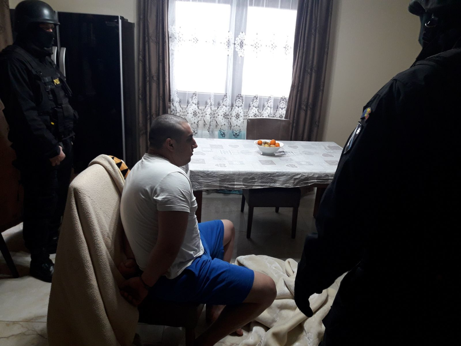 Un poliţist din Suceava este în comă, după ce a fost atacat cu sabia în timpul unor percheziţii!