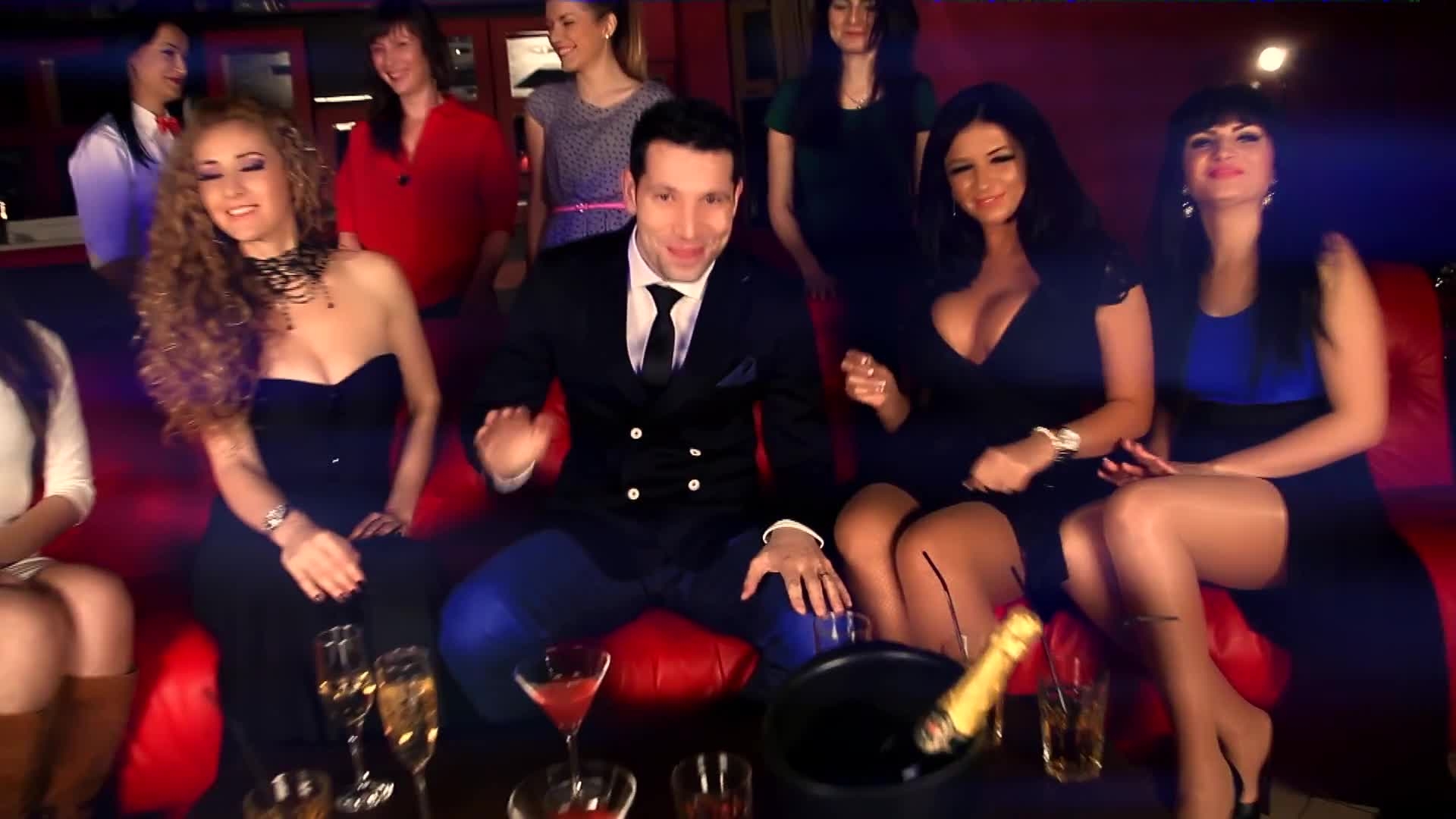 Fata cu sanii cat pepenii de Dabuleni, personaj de videoclip! Uite cum bea sampanie si danseaza pe maneaua lui Cristi Dules!