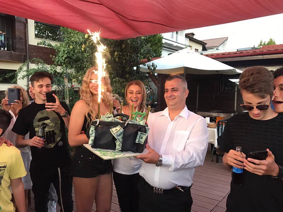 ANAMARIA PRODAN i-a sărbătorit pe Sarah şi Bebeto! Invitaţii au rămas fără cuvinte când au văzut ce tort a avut Sarah