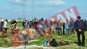 A parasit-o cand traia, dar a venit la mormant