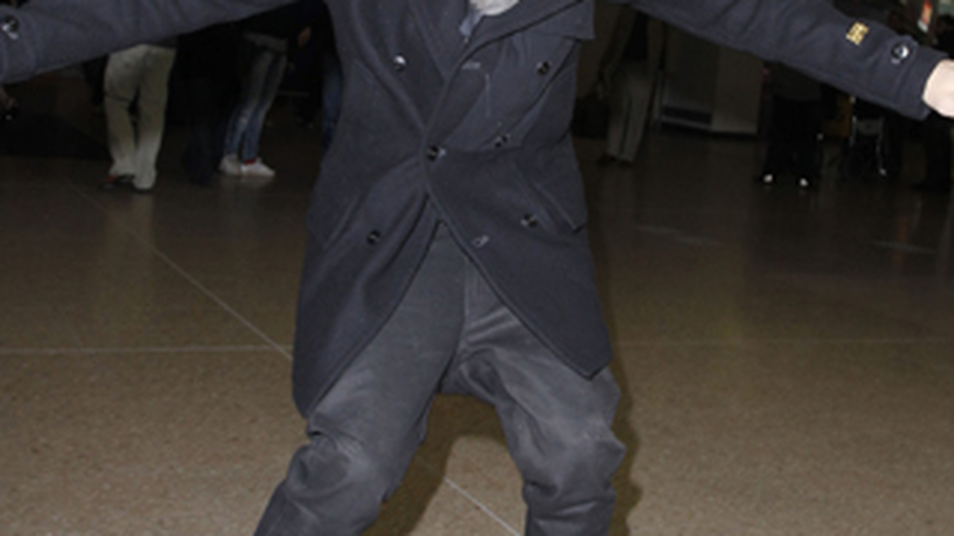 Justin Bieber s-a dat cu skateboardul prin aeroport