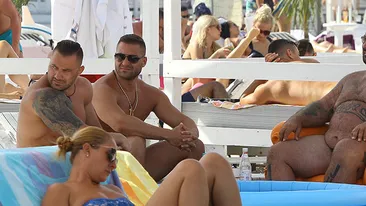 L-am fotografiat, la mare, pe cel mai tatuat bărbat din România! Este ex-concurent la ”Uite cine dansează”, are 150 de kilograme şi...