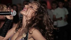 Anna Lesko nu se potoleste! Vedeta a fost surprinsa din nou la inregistrari, iar fanii au certat-o!