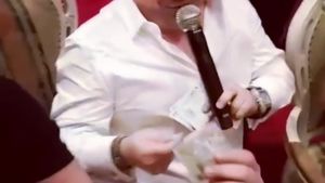 Adrian Minune a primit, din nou, 10 lei pentru o dedicație. Care a fost reacția manelistului