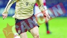 Schweinsteiger, cu negru pe unghii
