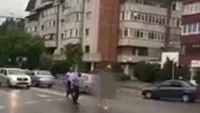 Un bărbat a fost încătușat, duminică, după ce s-a plimbat complet dezbrăcat pe o stradă din Râmnicu Vâlcea. VIDEO