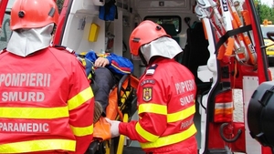Accident grav în Suceava! Un tânăr de 26 de ani a murit, iar o altă persoană a fost rănită, după ce s-au răsturnat cu mașina într-un pârâu