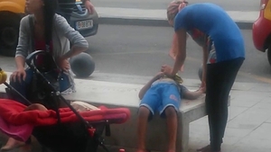 IMAGINI SOCANTE! Un copil zace plin de sange pe o banca din centrul Capitalei, dupa ce a fost lovit de un barbat!