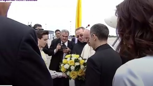 Cei doi copii care l-au întâmpinat cu flori pe Papa Francisc provin din familia unui erou român