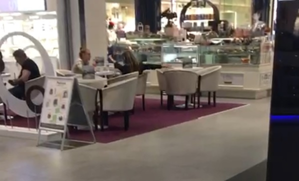 Diana Munteanu a incurcat mall-ul cu dormitorul 01