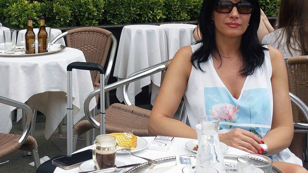 Idilă ca-n filme: a fost chelneriţă la restaurantul bogătaşului. Multimilionarul a ”rupt-o” cu soţia suedeză şi… S-a însurat în secret cu amanta!