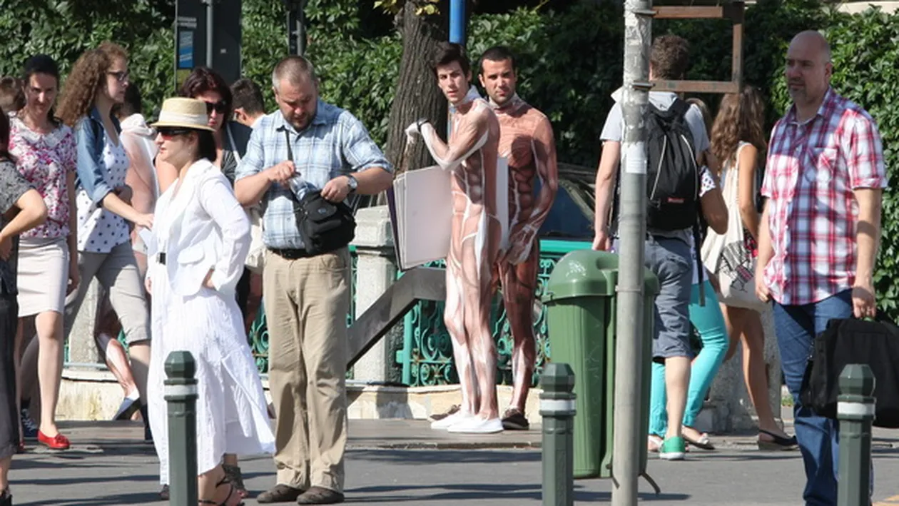 Ultima moda pe strazile Capitalei! Vezi la ce strategie au apelat acesti tineri pentru a-si arata muschii