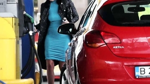 Imagini necenzurate. Maria Constantin a apărut fără sutien în benzinărie!