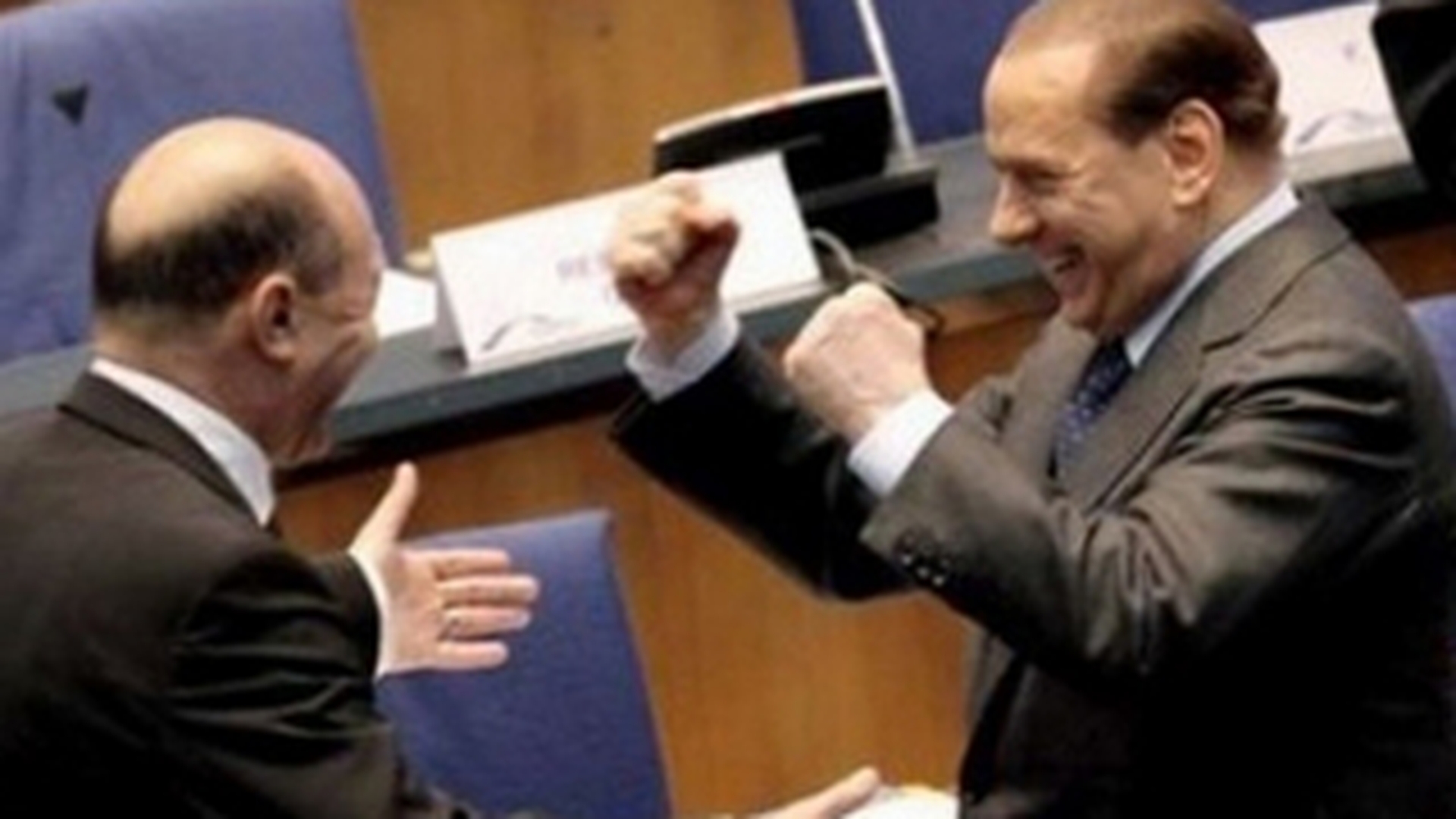 Cum isi bate joc Berlusconi de Basescu