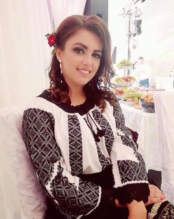 Daniela Cușnir, condusă pe ultimul drum cu lacrimi și cântece de jale. Întrebarea cutremurătoare repetată de mama regretatei cântărețe lângă sicriu | FOTO