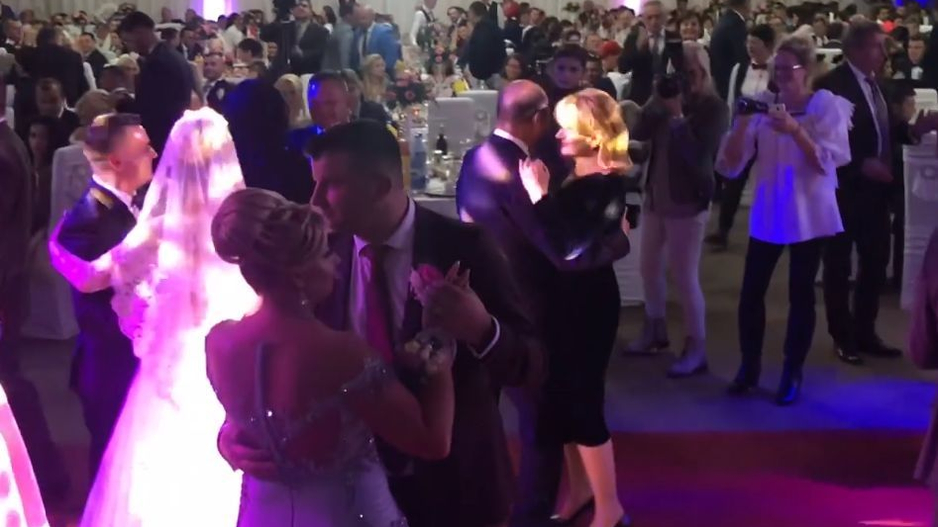 Maria Băsescu vs. Elena Udrea, la nunta cu 7.000 de invitaţi! Ce ţinute au ales fosta primă-doamnă şi blonda de la Cotroceni