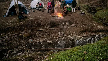 Imagini tulburătoare cu românii care își fac Paștele în Suedia, în corturi