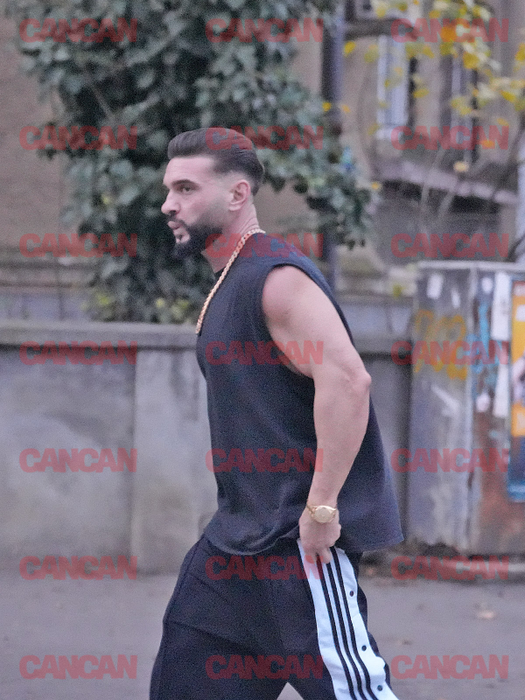 Atenție! Urmează imagini absolut banale! Dorian Popa la bustul gol, cu Rolls-ul „parcat artistic” pe trecere