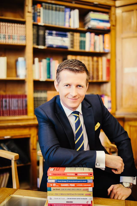 "Atâta timp cât, la prima problemă casnică, sunăm pentru un împrumut rapid, înseamnă că nu suntem conştienţi", spune Lorand Szasz