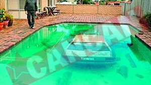 S-a trezit cu o masina in piscina