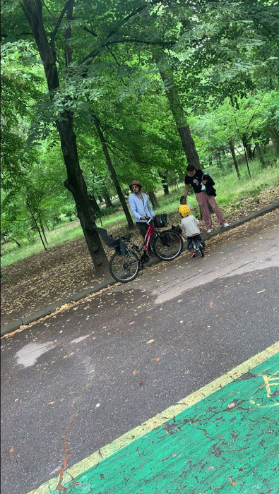 Chef Foa a ieșit, cu familia, la plimbare prin parc (Foto: CANCAN.RO)