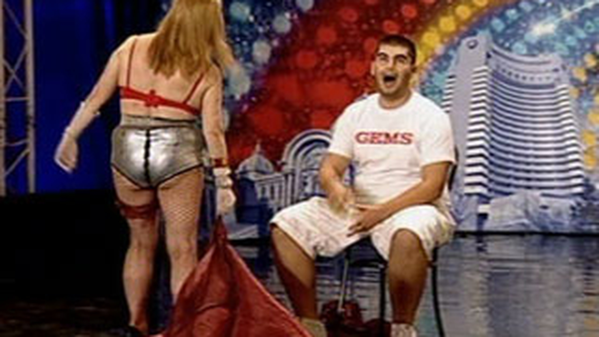 Stripteuza asta batrana a nenorocit juriul de la "Romanii au talent"! Vezi reactiile lor colosale cand i-au vazut burta, fundul si sanii! "A fost cel mai groaznic moment"