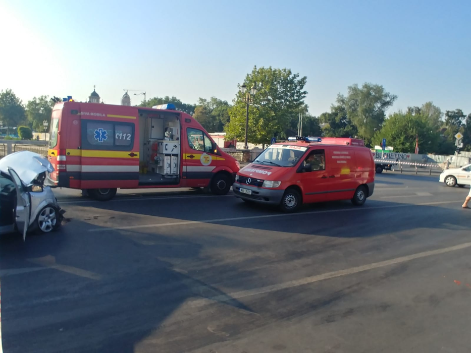 Scene șocante în București! Un autobuz STB a căzut în râul Dâmbovița