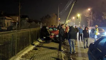 Accident spectaculos în Târgu Jiu! Un şofer s-a izbit puternic într-un stâlp de electricitate, iar acesta a cedat
