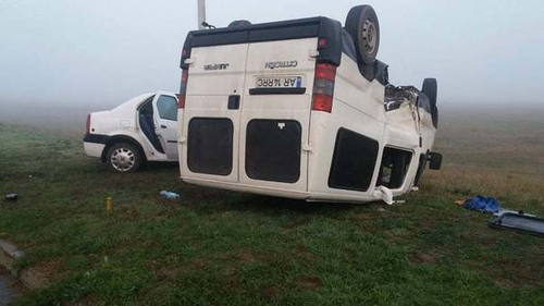 Accident soldat cu trei victime în Arad! Un microbuz s-a ciocnit violent de o maşină şi s-a răsturnat