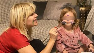 Zâmbetul trist al fiicei Elenei Udrea. Micuța își petrece timpul alături de tatăl său și cel mai bun prieten, Oscar