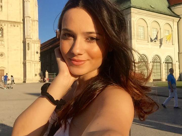 Fata Danei Săvuică a devenit o adevărată domnişoară! Cum s-a pozat Julie, în turul Serbiei şi al Croaţiei!