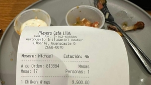 Câți bani a plătit o clientă pentru o porție de aripioare de pui, în restaurant: "Aproape că am făcut atac cerebral când am văzut"