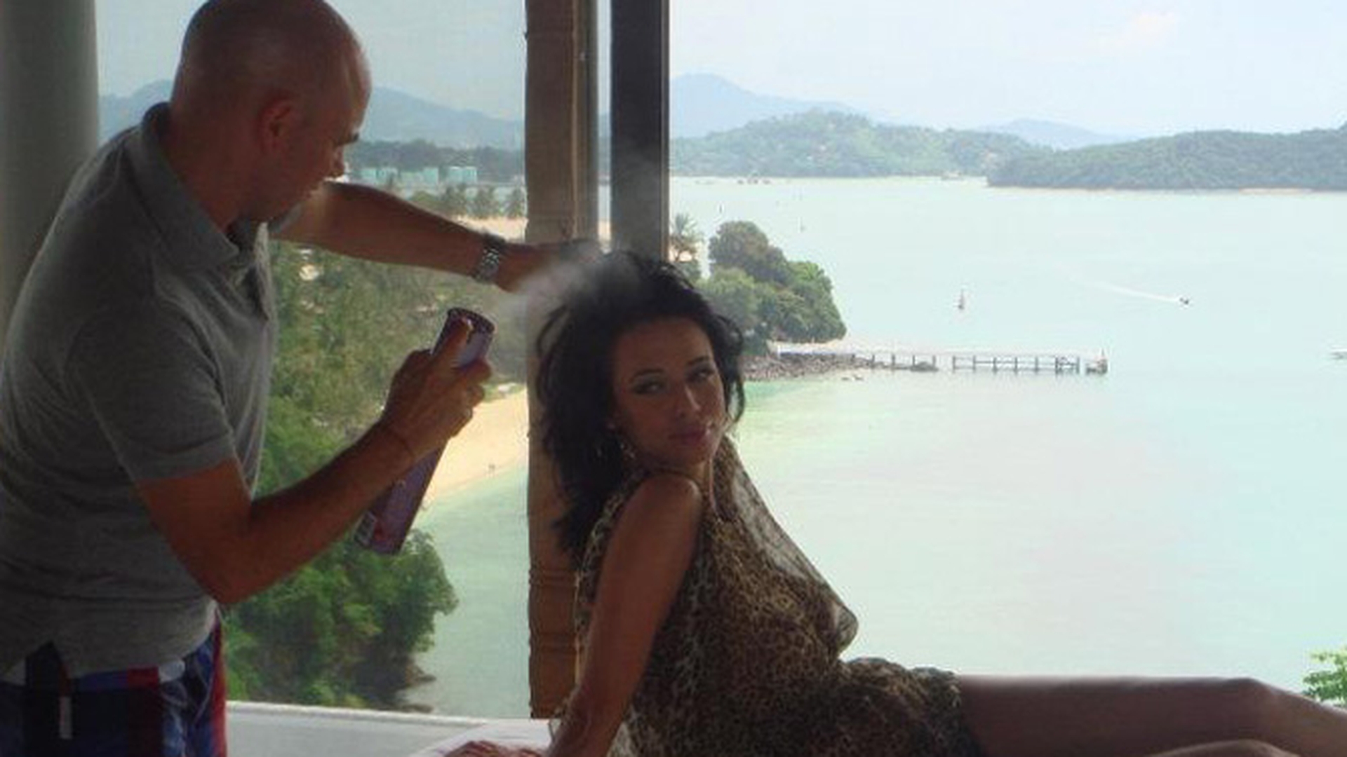 Andreea Raicu si-a lasat sanul la vedere in Thailanda!