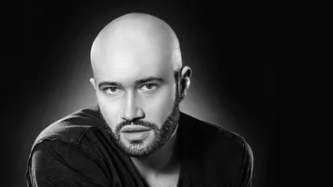 Cum s-a pozat Mihai Bendeac în cabina de la teatru. Fotografia a stârnit un val de controverse: ”Trăistariu, tu ești?”