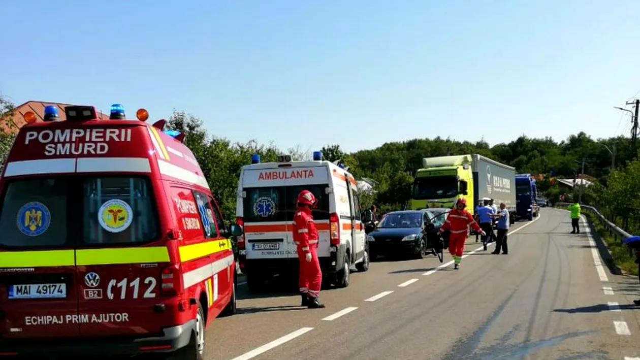 Accident în lanț pe DN 72, în Dâmbovița. Au fost implicate trei autoturisme și un TIR. Doi oameni au fost răniți