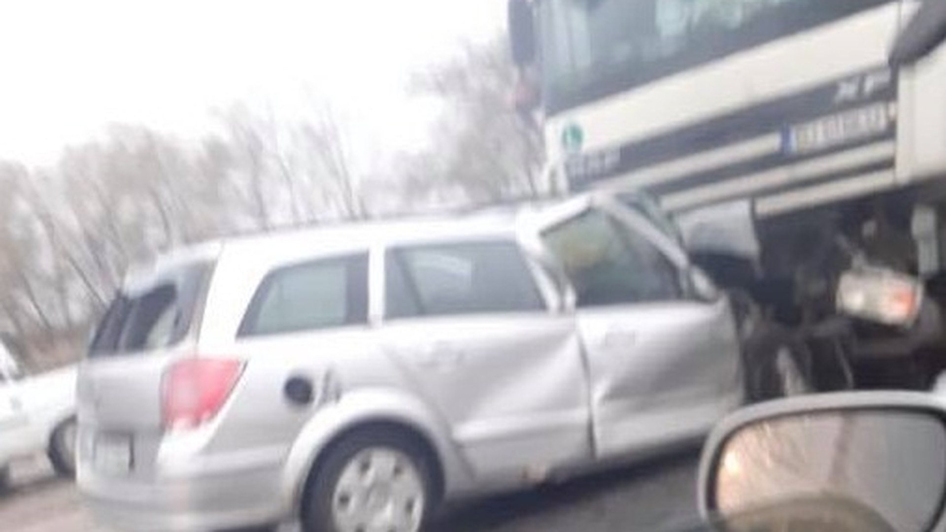Accident tragic în Argeș. Un autoturism a intrat în coliziune cu un TIR. Șoferul a decedat pe loc