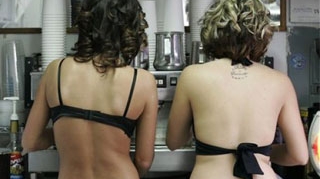 Chelneritele de la "Bikini Bar" perturbeaza traficul