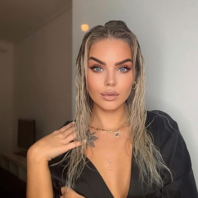 Emily e blonda care face "ravagii" pe Instagram! Poartă lentile de contact și are gene false și nu lasă nimic să-i scape! 