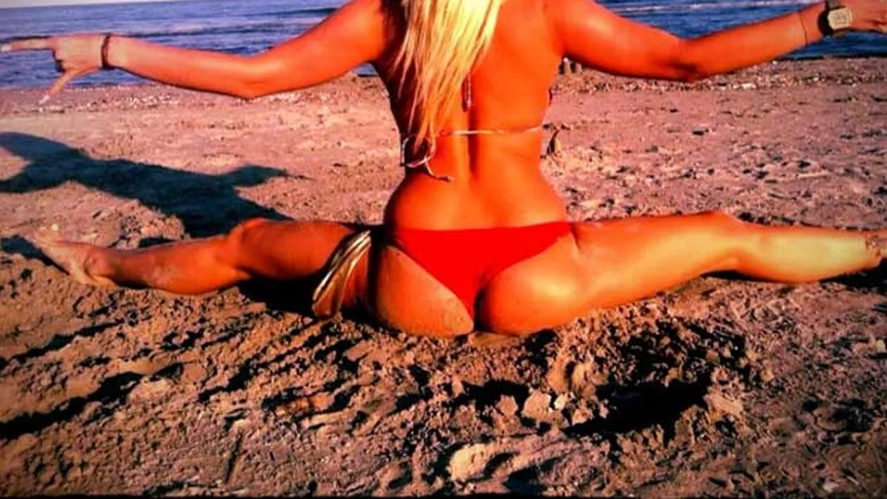 Cel mai tare fund bronzat al verii! Nici nu te gandesti cine e blonda asta care a putut sa pozeze atat de provocator! Coco-Pitipoanca poate sa isi roada unghiile!