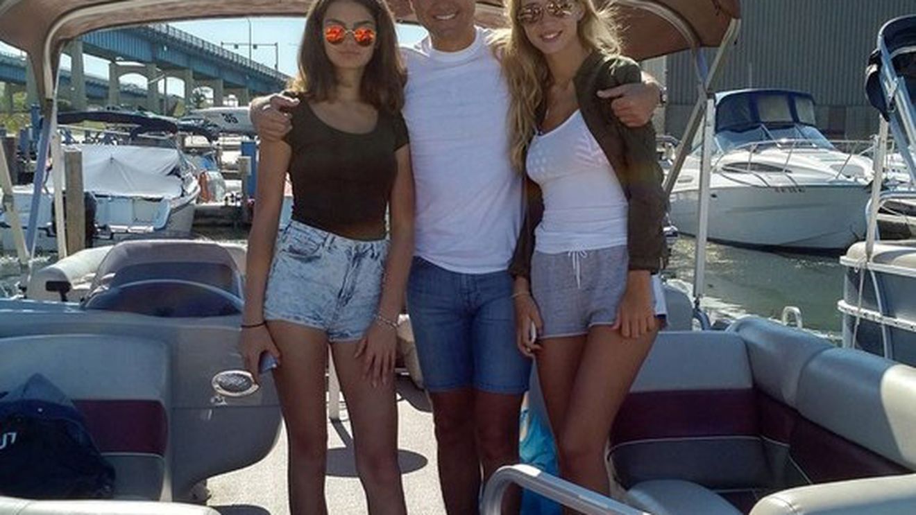 Discuţii halucinante între fiica lui Boureanu (15 ani) şi mama vitregă (19 ani). ”M-ai minţit în America… ”Sunt sup… Nu dai niciun like, dai la altele…!”
