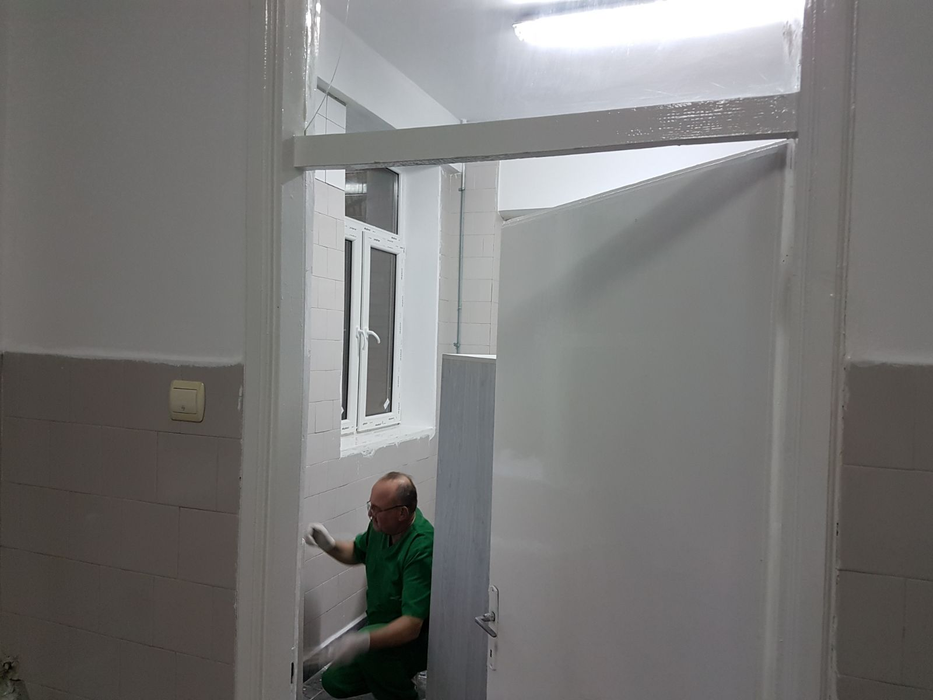 Brancardierii, medicii și asistentele au lucrat la renovare cot la cot cu muncitorii