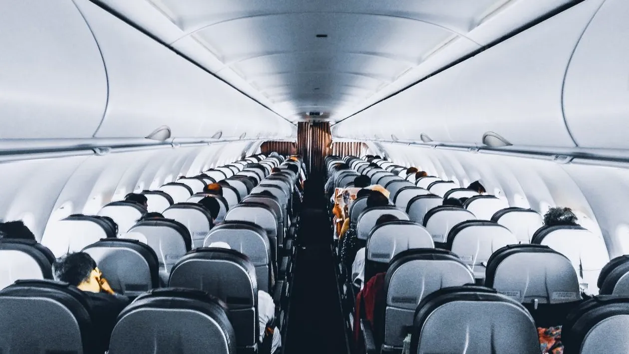 Un pasager al avionului Blue Air care s-a depresurizat a făcut dezvăluiri despre momentele de panică prin care a trecut: ”Se simțea un aer închis, ușor încins”
