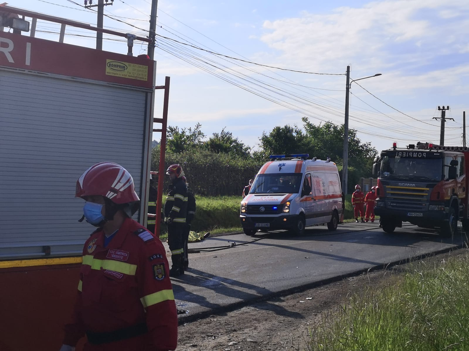 Accident înfiorător în Dâmbovița: un microbuz cu elevi s-a răsturnat după ce s-a izbit de o mașină: 2 morți și 9 răniți | VIDEO
