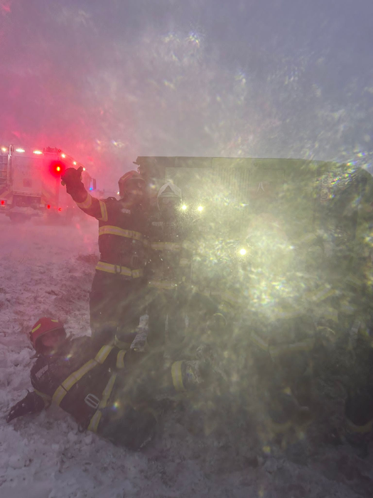 Cod roşu în România! Românii, sfătuiţi să stea în case! Drumuri închise şi fenomene meteo extreme. Încă 6 județe sunt vizate de vreme rea