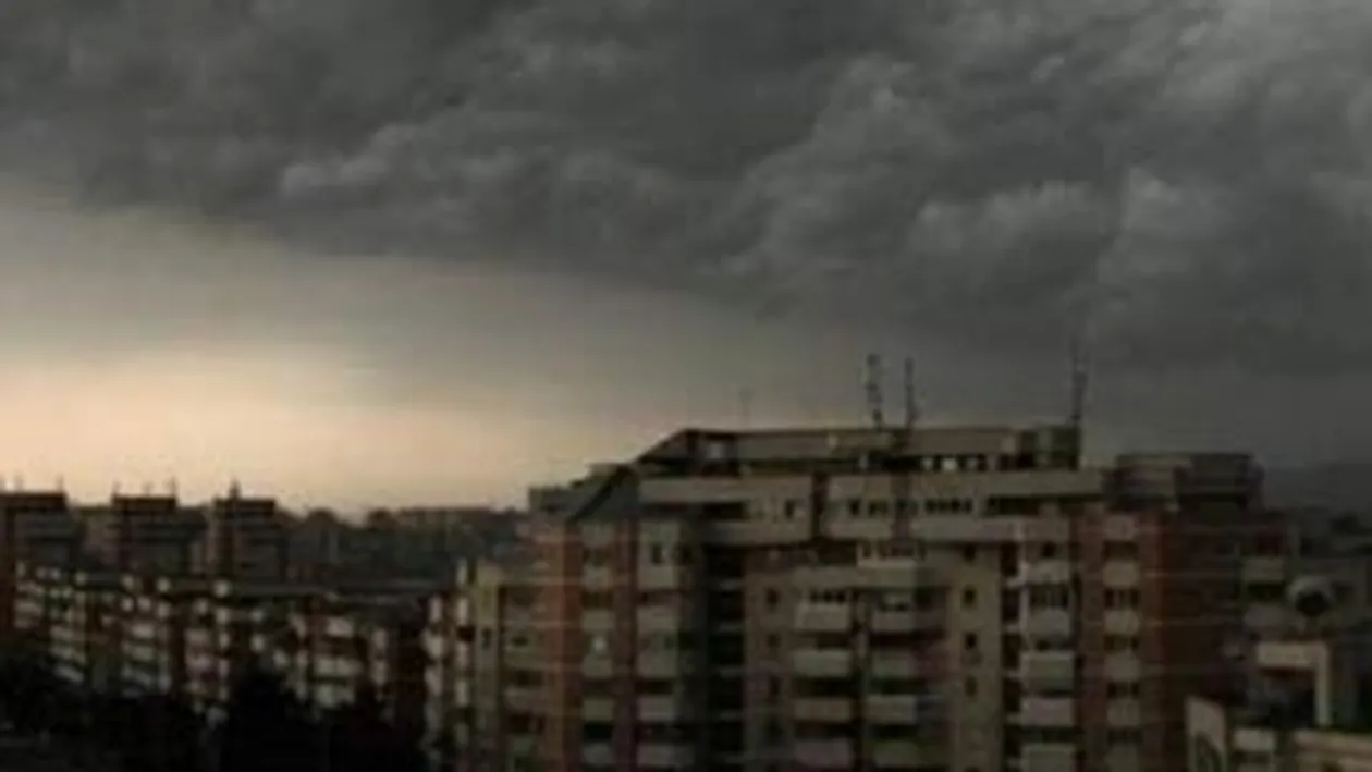 Trafic blocat si zeci de locuinte fara energie electrica in urma unei furtuni, la Bacau