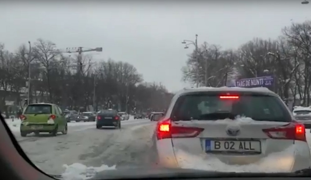 Un biciclist a făcut furori pe străzile troienite din București! Cum s-a îmbrăcat acesta, deși Capitala e sub cod portocaliu de ninsori viscol