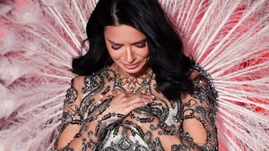 Adriana Lima s-a retras de la Victoria’s Secret după 20 de ani de defilări. Vedeta a plâns pe podium și a transmis un mesaj emoționant