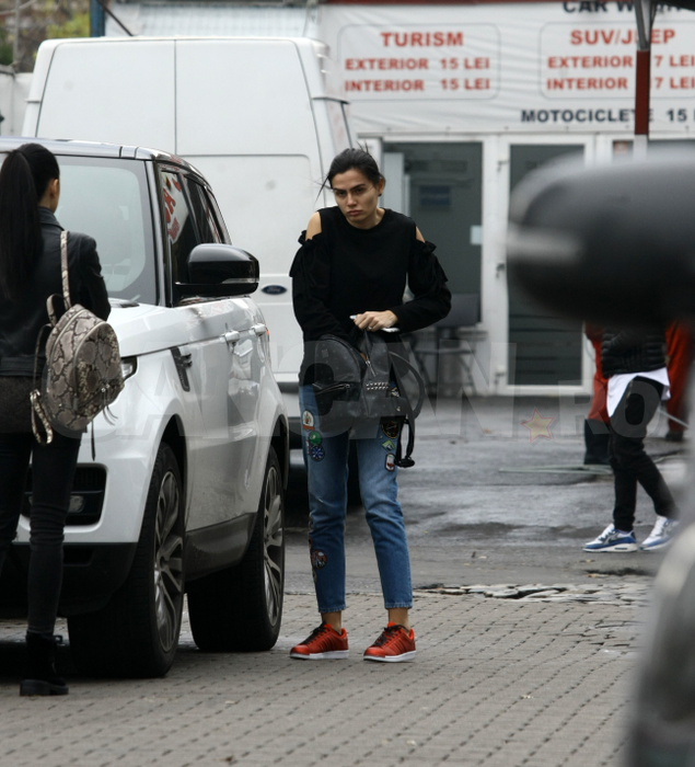 Soţul era în cantonament, iar ea la…Cum am pozat-o pe doamna Chipciu înaintea meciului cu Polonia