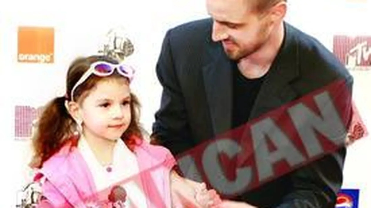 Cleopatra isi vinde papusa cu 35 euro